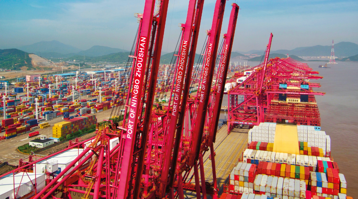 China fecha parcialmente um dos principais portos do mundo por caso de Covid
