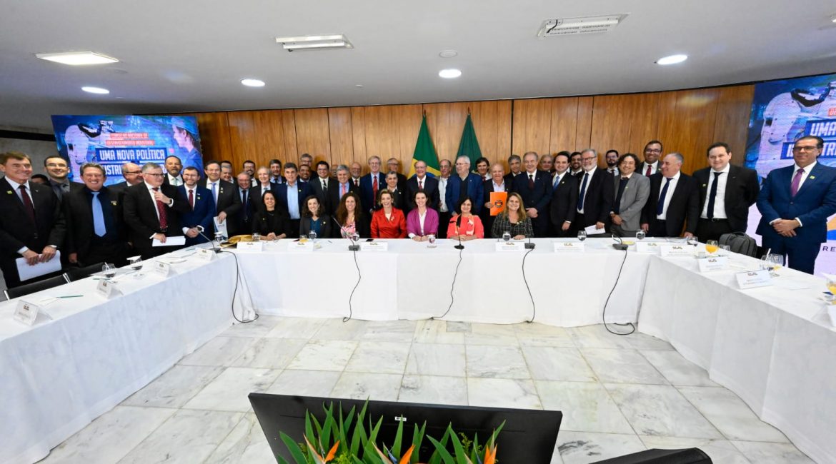 ABIMÓVEL participa de reunião de relançamento do Conselho Nacional de Desenvolvimento Industrial